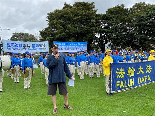 '圖2：克里斯﹒紐曼在集會上發表演講。'