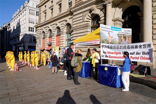 '圖2：法輪功學員在市中心的展位。'