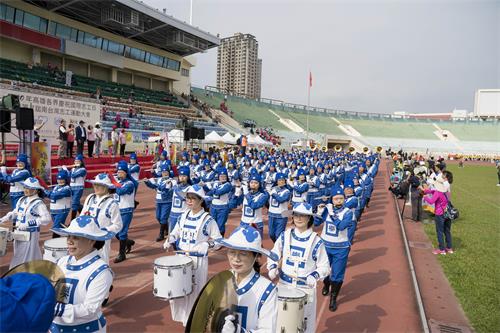 圖3～5：二零二零年十一月二十八日，第十一屆，「全國志工大會師」台灣法輪大法天國樂團應邀以宏亮的鼓號樂聲引領上百志工服務團隊進場，受到志工朋友們的歡迎。