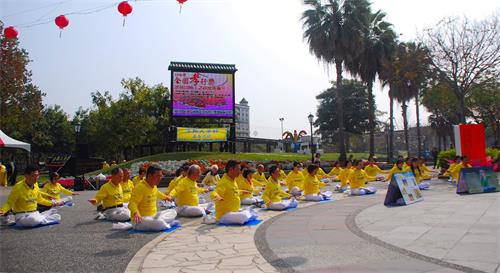 '圖1～2：法輪功學員演示功法'