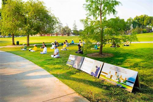 '圖1～3：法輪功學員在佛利蒙中央公園伊麗莎白湖畔煉功'