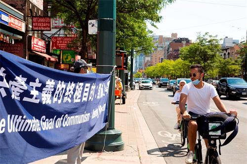 '圖10～16：法輪功學員在汽車遊行經過的路口拉起橫幅。'