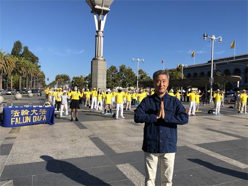 圖7：韓裔法輪功學員姜昌求（Matthew Kang）用中文說：「謝謝師父！祝師父中秋節快樂！」