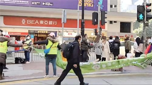 '圖4：二零二零年十二月三十一日香港青關會下午三點拆除在銅鑼灣的污衊橫幅。'