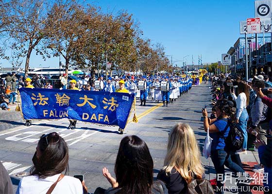 舊金山意大利傳統日遊行 法輪功受歡迎