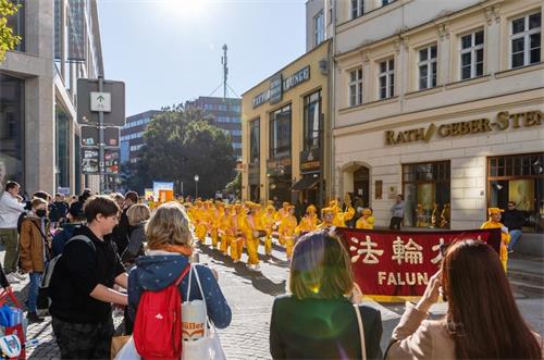 '圖2～9：二零二一年十月九日，在萊比錫內城，法輪功學員壯觀的遊行隊伍吸引民眾駐足觀看。'