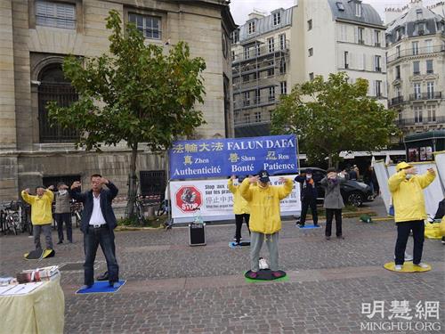 '圖4：法輪功學員在夏特蕾（Chatelet Les Halles）演示法輪功功法'