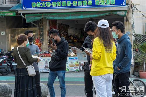 '圖8：四位年輕人很高興接受真相資料，並拿起手機拍下煉功的祥和畫面。'