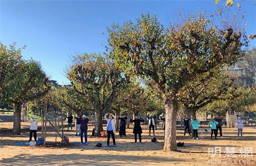 '圖1～2：每個週六和週日，我們都在金門公園集體煉功、洪法。'