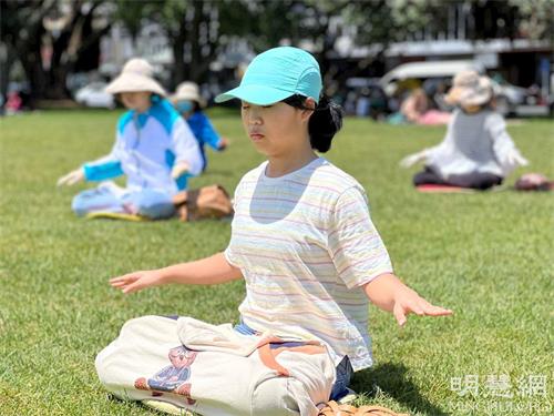 '圖1～3：奧克蘭法輪功學員集體煉功，場面祥和。'