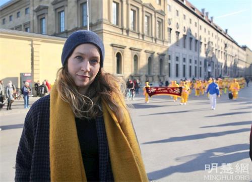 '圖23：民族學大學生間舞蹈演員普裏布克女士（Leonie Priebke）覺得法輪功遊行隊伍多姿多彩。'