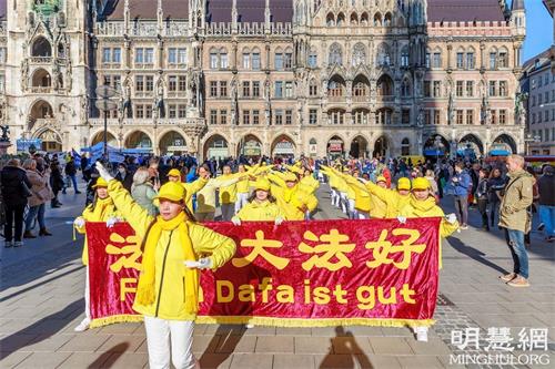 '圖1～2：二零二一年十月二十九日在德國慕尼黑，法輪功學員在瑪利亞廣場（Marienplatz）舉辦活動，傳播法輪功的美好，同時揭露中共迫害法輪功及活摘法輪功學員器官的罪惡。'