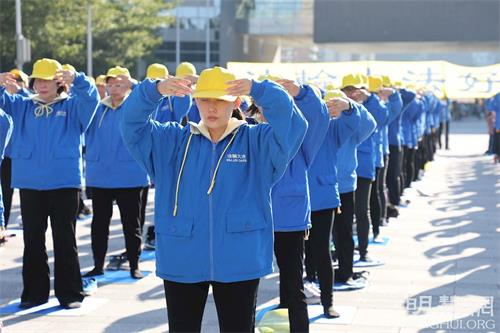 '圖2～6：二零二一年十二月十二日，大台中地區的法輪功學員在市政府廣場上集體煉功，向民眾展示五套功法。'