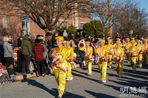 '圖1～2：二零二一年十二月十二日，美國特拉華州的埃斯米爾鎮（Elsmere）舉辦了盛大的聖誕遊行，法輪功腰鼓隊應邀參加。'