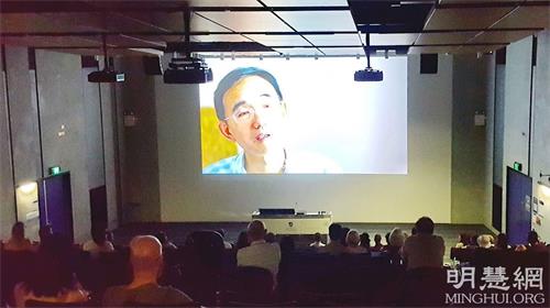 '圖1：二零二一年十二月十二日，紀實紀錄片《求救信》在阿德萊德南澳大學的艾倫・斯科特禮堂（Allan Scott Auditorium）放映。'