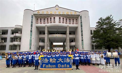 '圖1：二零二一年十二月二十五日，法輪大法天國樂團獲邀參加萬丹紅豆節踩街遊行，圖為團員在萬丹國中門前合影。'