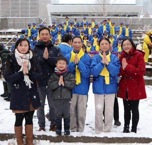 '圖5：法輪功學員廖虹（右一）和家人恭祝師父新年好！'