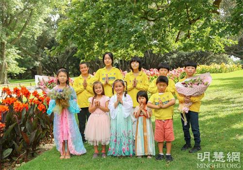 '圖4：奧克蘭大法小弟子恭祝師尊新年快樂！'