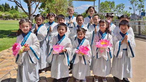 '圖2：小弟子手捧蓮花，恭祝師父新年快樂！'