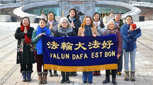 '圖4：魁北克市（Quebec city）部份法輪功學員恭祝師尊新年好 。'