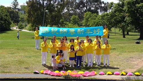 '圖3：墨爾本部份越南裔法輪功學員恭祝師尊新年快樂。'