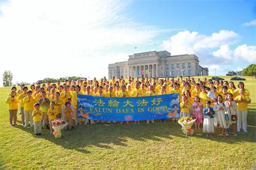 '圖1：新西蘭法輪功學員感恩師父的慈悲救度，恭祝師尊過年好。'