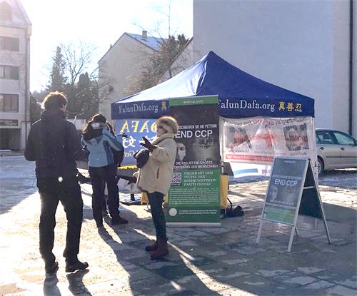 圖2～4: 當地民眾跟法輪功學員進行交談，希望了解更多真相。