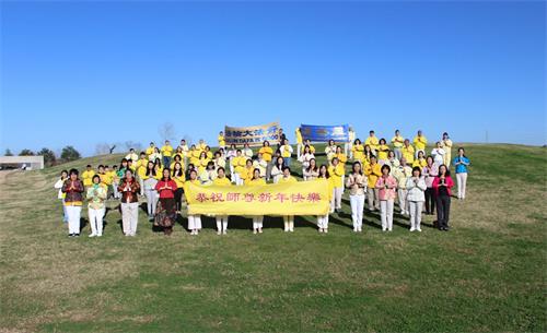 '圖1：休士頓法輪功學員集體合影，表達心聲：恭祝師尊新年快樂！'