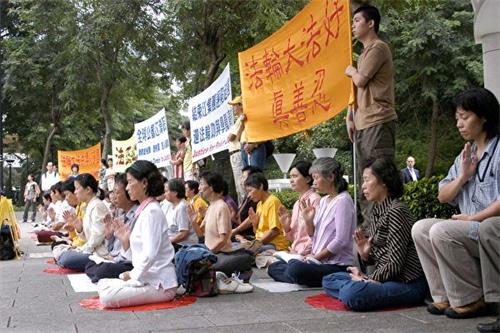 '圖3：案件審理期間，法輪功學員在法院外和平祥和地靜坐請願。'