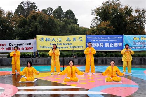 '圖1：二零二一年四月十日，法輪功學員在澳洲第四大城市本迪戈市中心舉辦汽車遊行和集會。圖為在集會上，法輪功學員展示五套功法。'