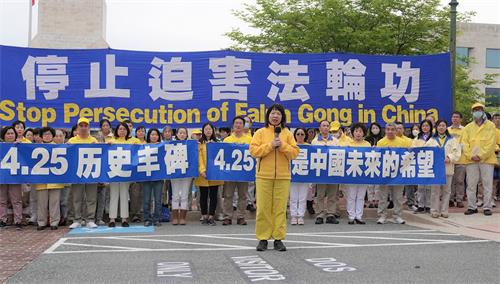 '圖3：華府法輪功學員葛敏女士在集會上發言。'