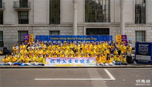 '圖1：二零二一年五月九日，英國法輪功學員慶祝五﹒一三世界法輪大法日，恭賀李洪志師父七十華誕。'