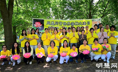 '圖一：美國北卡州三角區的法輪功學員慶祝世界法輪大法日。'