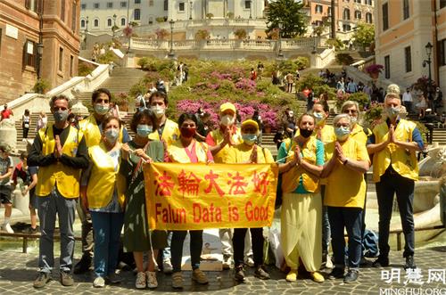 圖3：部份羅馬法輪功學員在著名的西班牙廣場合影，慶祝世界法輪大法日並恭賀師父七十華誕。