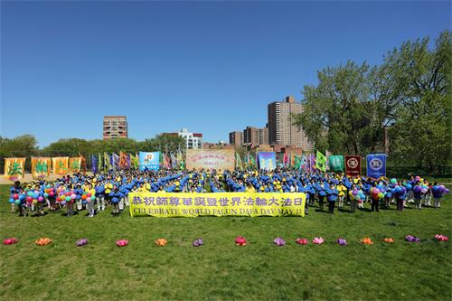 '圖1：二零二一年五月一日，紐約部份法輪功學員齊聚法拉盛，懷著感恩的心，恭祝師尊生日快樂。'