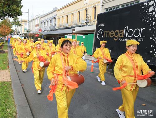 '圖1～5：法輪功學員們在漢密爾頓市中心遊行，慶祝一年一度的法輪大法日。'