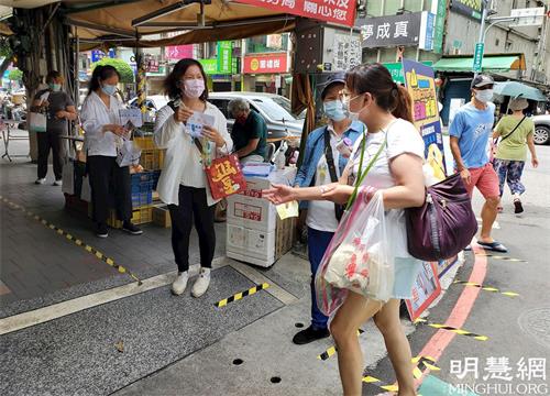 '圖3：特地趕過來索取防疫蓮花及真相資料，把大法的祝福與防疫信息帶回家。'