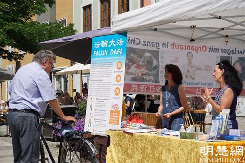 '圖1：2021年6月26日，德國巴伐利亞州部份法輪功學員在英戈爾施塔特市舉行信息日。'