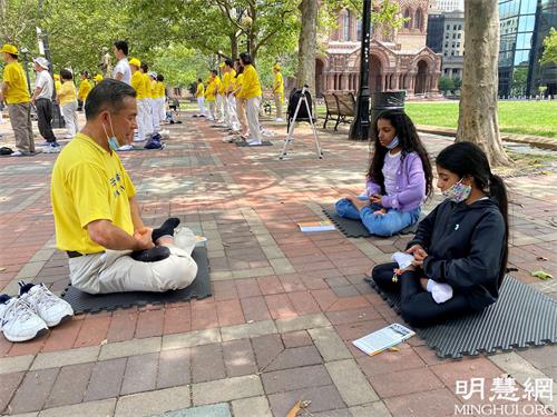 '圖4：九歲的蘿拉（右前一）和姐姐學煉法輪功。'