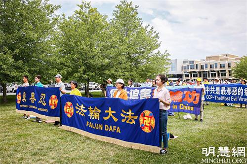 '圖1～2：美國紐約上州地區的法輪功學員們於二零二一年七月十日，在紐約上州的戈申（Goshen）市舉行集會，揭露中共暴行，呼籲各界伸出援手，共同制止迫害。'