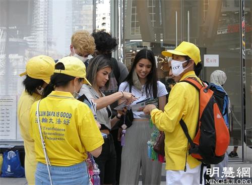 '圖15：阿爾伯塔省埃德蒙頓市的菲奧娜﹒潘塔萊昂（Fiona Pantaleon）女士 （中間著白衣者）'