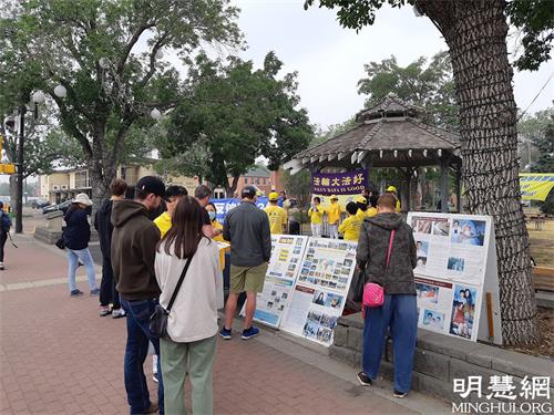 '圖2：集會現場吸引很多民眾駐足觀看真相展板'