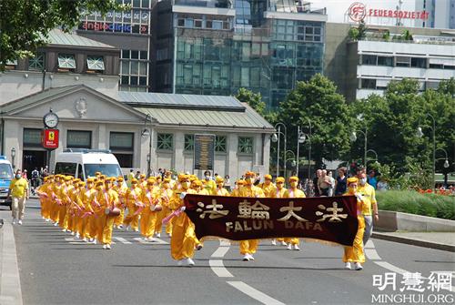 圖7：遊行隊伍最後的是腰鼓隊，亮麗的服飾，整齊響亮的鼓聲吸引了很多人