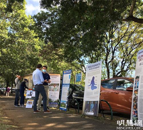 '圖1～3：在留尼汪島首府聖但尼市中心（Saint-Denis）舉行了集會，抗議正在中國發生的對法輪功學員的殘酷迫害。圖為法輪功學員和民眾講真相'