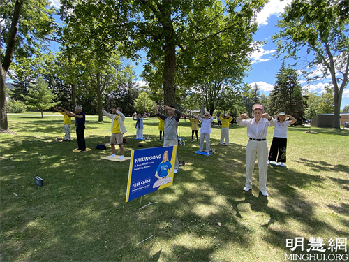 圖1 - 2：渥太華部份法輪功學員週末在布雷坦尼亞公園（Britannia Park）煉功洪法。