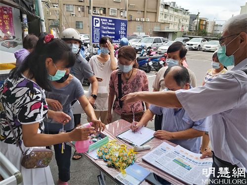 圖2-4：法輪功學員在雲斗六黃昏市場講真相發送蓮花及真相資料。