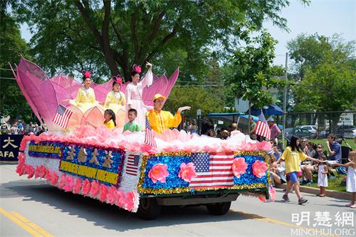 圖7：法輪功學員亞沙﹒薩門-辛普森（Jasha Sommer-Simpson）在花車上向人們展示法輪功的功法