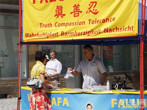 '圖1～4：二零二一年八月十五日，在德國巴伐利亞州的拜羅伊特市（Bayreuth）舉行瓦格納歌劇節期間，法輪功學員的功法展示和真相展位吸引市民和來自世界各地的瓦格納歌劇迷駐足，很多人簽名反迫害。'