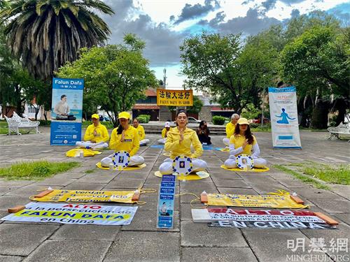 '圖3：在反迫害二十二年之際，墨西哥學員在普埃布拉市（Puebla）傳播真相。'