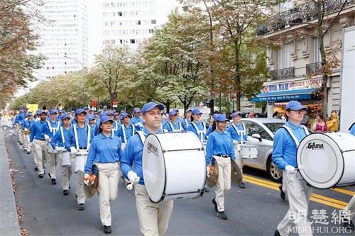 '圖3：天國樂團經過中國城商業街區'